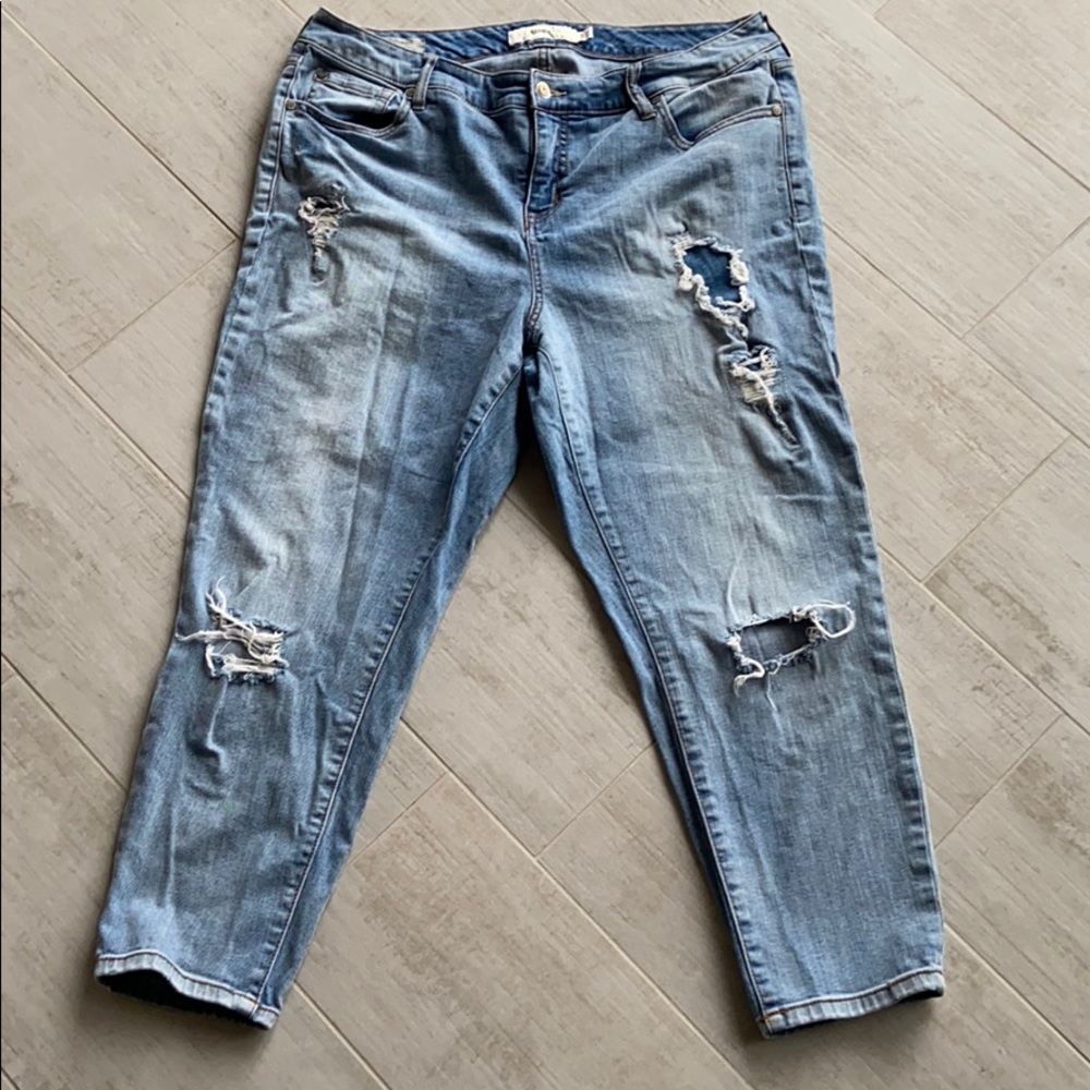 Torrid Girlfriend size 18R distressed  blue jeans